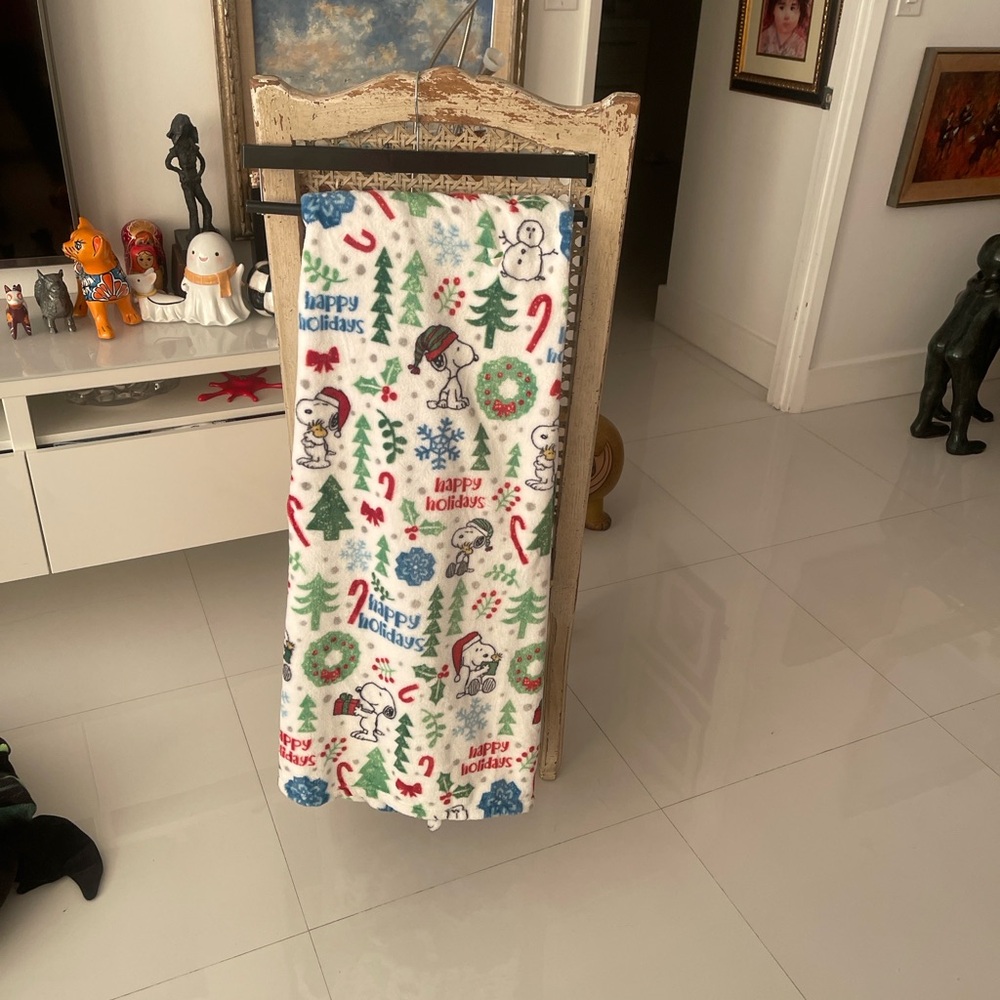 Peanuts Snoopy & Woodstock White/Green/Blue Christmas Plush Throw Blanket
